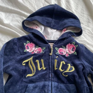 söt juicy tröja - söt juicy tröja med blommor 🌹 tycker mycket om den men den för för liten! har ett litet hål i luvan kontakta för bild på det, kan bara ha max 3 bilder i annonsen! 