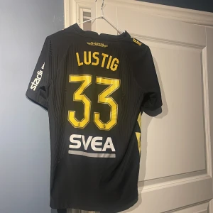 AIK tröja - Säljer min feta aik tröja köpt på AIK shopen! Inga defekter! Nypris: 1200. Passar från 160 till 170