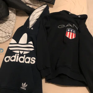Adidas/gant - Hej, jag säljer mina 2 Hoodie jag köpte för 1400 och hade viljat sälja dom för 700 kr storlek är S men passar M