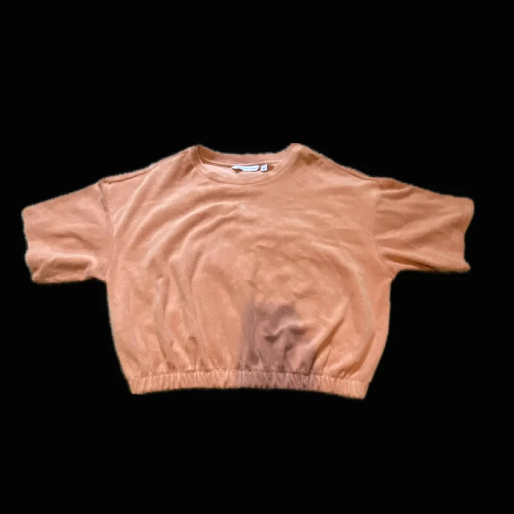 Sjukt fin Calvin Klein t-shirtđ©· aldrig anvĂ€nt dĂ€rför sĂ€ljer jag den. Den Ă€r handduk material och har som en peach fĂ€rg alltsĂ„ en blandning mellan rosa och orange đ§Ąđ§Ą. T-paidat.
