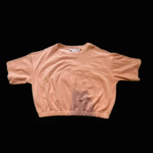 Calvin Klein  - Sjukt fin Calvin Klein t-shirt🩷 aldrig använt därför säljer jag den. Den är handduk material och har som en peach färg alltså en blandning mellan rosa och orange 🧡🧡