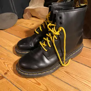 Helt nya dr martins, jag använder bara mina låga dr martens så dessa har jag aldrig orkat gå in! så det är i princip helt oanvända! 