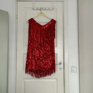 Röd festklänning  - denna röda festklänningen kan passa både M och L 