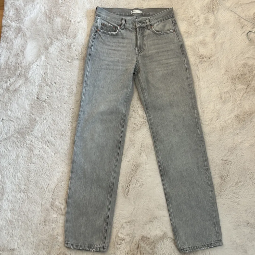 Säljer dessa ljusgråa lågmidjade jeans. Är i storlek 32, Tyvärr passar dem inte mig längre! Användt fåtal gånger så skulle säga att dem är i bra skick! (Frakt tillkommer). Jeans & Byxor.
