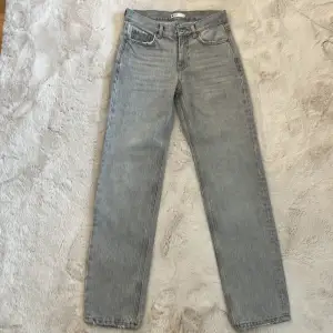 Säljer dessa ljusgråa lågmidjade jeans. Är i storlek 32, Tyvärr passar dem inte mig längre! Användt fåtal gånger så skulle säga att dem är i bra skick! (Frakt tillkommer)
