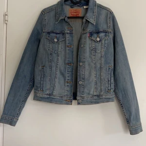 Levis jeans jacka  - Säljer denna super fina jeans jackan från Levi, använd få tal gånger därför jätte bra skick. Storlek M men passar även S jätte bra 😊 