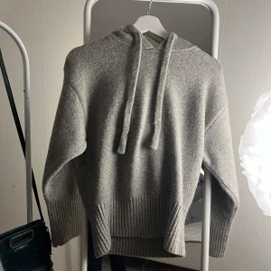 Super fin zara tröja - Säljer min super fina zara tröja då den inte har kommit till användning så mycket av.den är även slutsåld och går inte att köpa nyt på zara.super bra skika och bara använd ett par gonger❤️