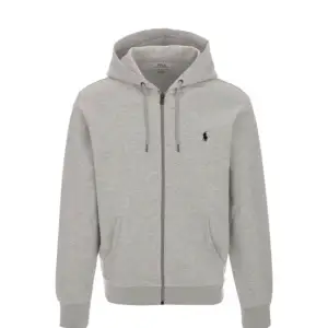 Säljer nu en grå Ralph Lauren zip hoodie. Tröjan är helt oanvänd och är i nyskick. Fler bilder finns att skickas. Skriv vid funderingar.