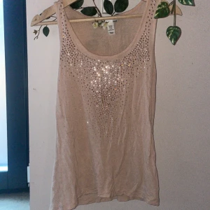 Rhinestone linne - Säljer detta super söta vintage h&m linnet med rhinestones på, säljs pga kommer ej i användning🫶🏼