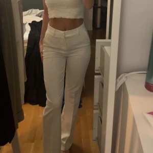 Kostymbyxor  - Jättefina vita kostymbyxor från bikbok! Storlek 34. Aldrig använda, som nya! Kostar 499 i butik, säljer för 200!