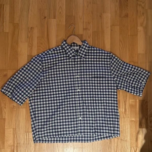 Acne Studios skjorta - Oversized kortärmad skjorta, har croppat den då den var sjukt lång, den är nu 71cm lång  Storlek EU 48