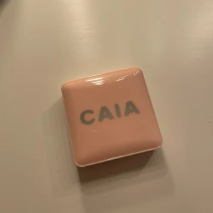 Caia Glow blush - Färgen wild strawberry. Använd ca 3-4 gånger.