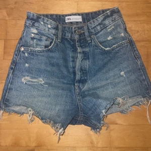 Jeans shorts  - Super snygga och jätte sköna jeans shorts. Använda fåtalgånger. Säljer då dom inte kommer till användning så ofta. Skriv privat för fler bilder✨💗
