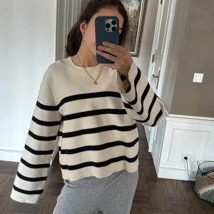 Najs stickad  - Säljer denna super söta other stories tröjan som är super fin till sommaren💕