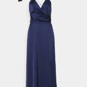 Mörkblå balklänning  - Lägger ut igen! Säljer min fina balklänning från 9an! Endast använd 1 gång så i fint skick. Den är från zalando med märket ”Jarlo”. Skriv för mer bilder eller frågor 💕💕🫶🏼