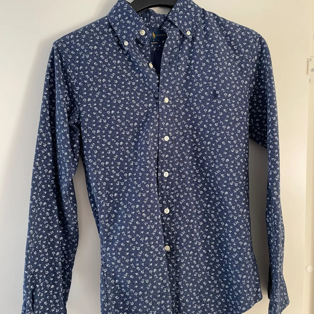 En skjorta från Polo Ralph Lauren i storlek XS med passform Slim Fit. Använd endast 1/2 gånger och är i väldigt bra skick. . Skjortor.