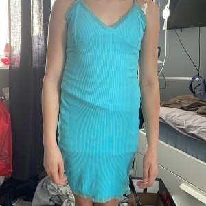 Säljer denna fina klänning ifrån Bik bok i storlek XS