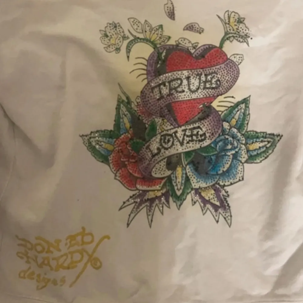 Ed hardy zip hoodie. Köpt vintage så använts en del, inga hål men lite märken.. Hoodies.