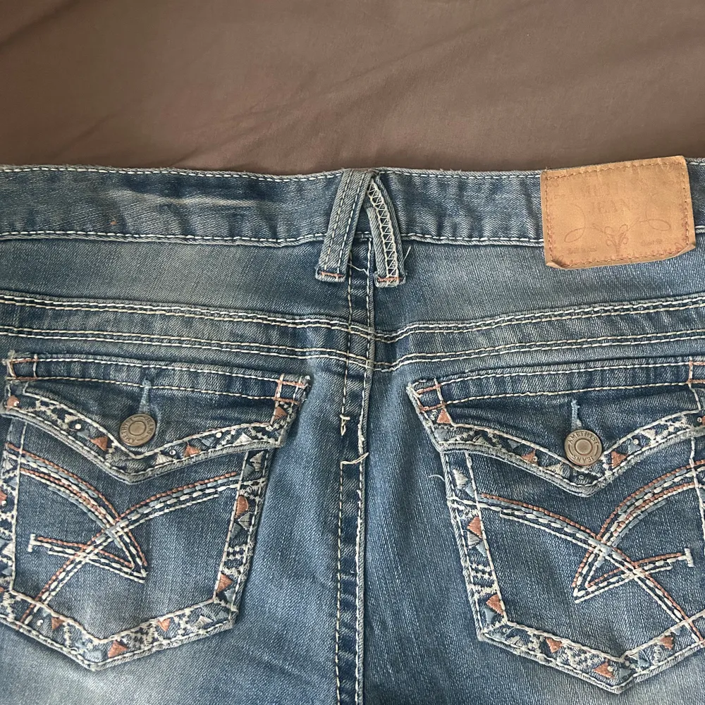 Ett par jeans med coola fickor. Köpta i Amsterdam i storlek 36.. Jeans & Byxor.