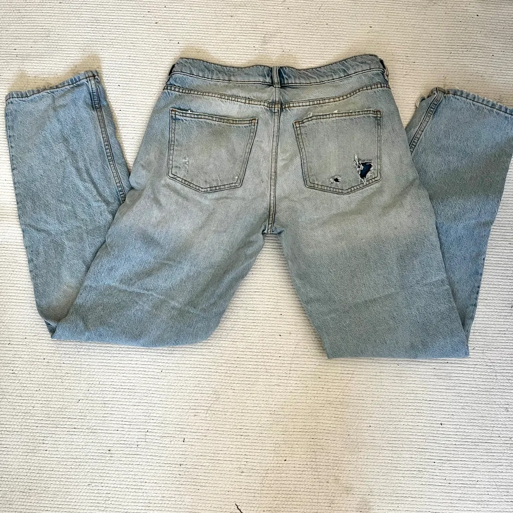 Jättesnygga jeans från ginatricot med hål i som tyvärr inte passar mig längre, byxorna har en liten fläck på bakfickan (se bild 3) men den syns nästan inte.. Jeans & Byxor.
