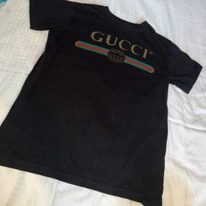 Gucci tshirt som ser precis ut som originalet . 