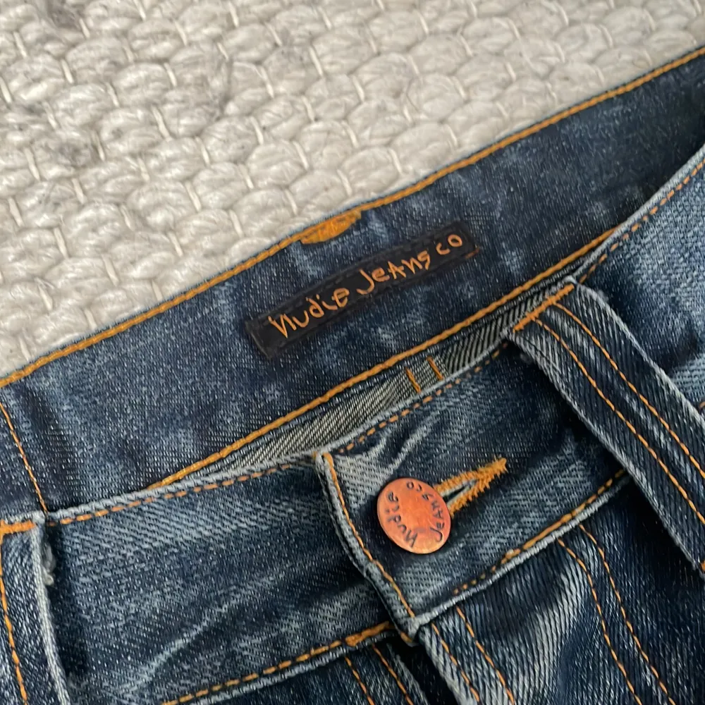 Riktigt schysst par nudie jeans 👖skriv gärna pv om du är intresserad eller har frågor💯 har en defekt i skrevet. Jeans & Byxor.