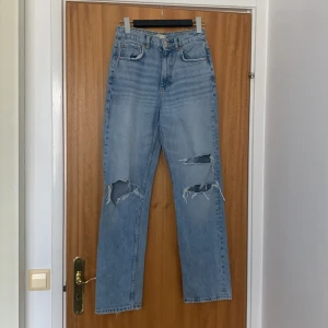 Jeans  - Blåa jeans från Gina. Lite slitna vid midjan och längst ner, men inget farligt. 
