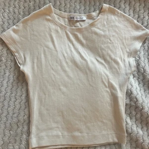 Beige topp - En beige topp ifrån Zara💓 Säljer pågrund av att den inte kommer till användning. Den är i storlek S men passar även XS💓