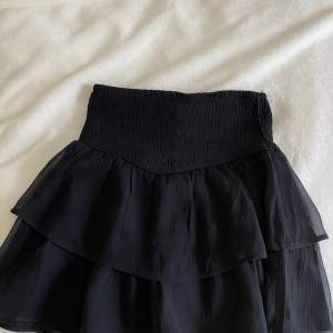 Säljer min kjol som är oanvänd. Köptes i januari. Storlek 158, men sitter som större storlekar. Beror på hur man vill ha den. 