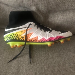 Nike hypervenom phantom II - Bra skick. Lite tajta. De passar inte mig längre därför jag säljer de.