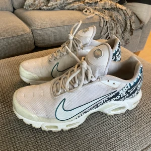 Nike Air Max Plus ”Just Do It” Pack - Storlek 44,5, i använt skick med lite märkningar på framsidan. Samt fläckar på undersidan, dem märks inte av vid användning. Pris går att diskuteras.