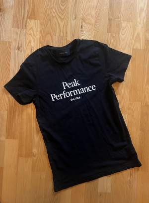 Snygg svart Peak Performance T-shirt. Herrmodell, passar dock oavsett kön. Knappt använd, säljer pga för liten… Nypris 499kr. Stl. S. (Sista bilden är lånad).