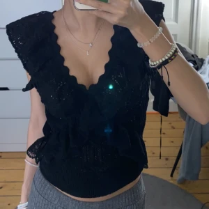 Zara topp - Svart topp från zara använd 1-2 gånger i storlek s 💞