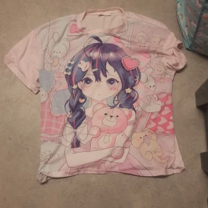 Sör tröja med anime mönster tryck - Storlek; LARGE 