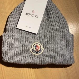 Moncler mössa grå - Hej, säljer min oanvända moncler mössa, om du vill köpa skriv privat💕