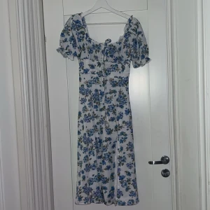 Somrig klänning - Klänningen är helt oanvänd. Storlek XS Liten slits nere vid benen 