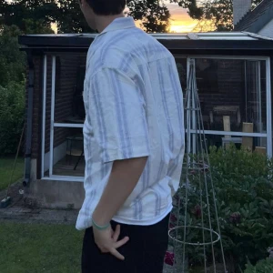 Randig skjorta - Skitsnygg randig skjorta som jag säljer eftersom den inte kommer till användning. Perfekt till sommaren! Pris kan diskuteras.