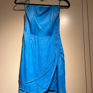 Blå kort klänning! - Aldrig använd då den är för liten, superfin blå färg till sommaren!! Den är i siden material och den är lite skrynklig nu på bilden men blir som ny när man strykt den💕 100kr plus frakt🌸