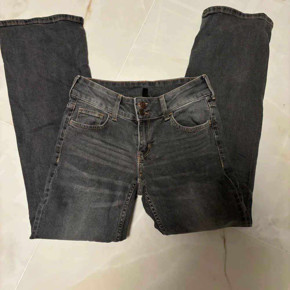 Säljer dessa sjukt snygga jeans från H&M då de har blivit för små. Använd ett fåtal gånger och i väldigt bra skick. Slutsålda på H&Ms hemsida. De är i storlek 36💞. Jeans & Byxor.