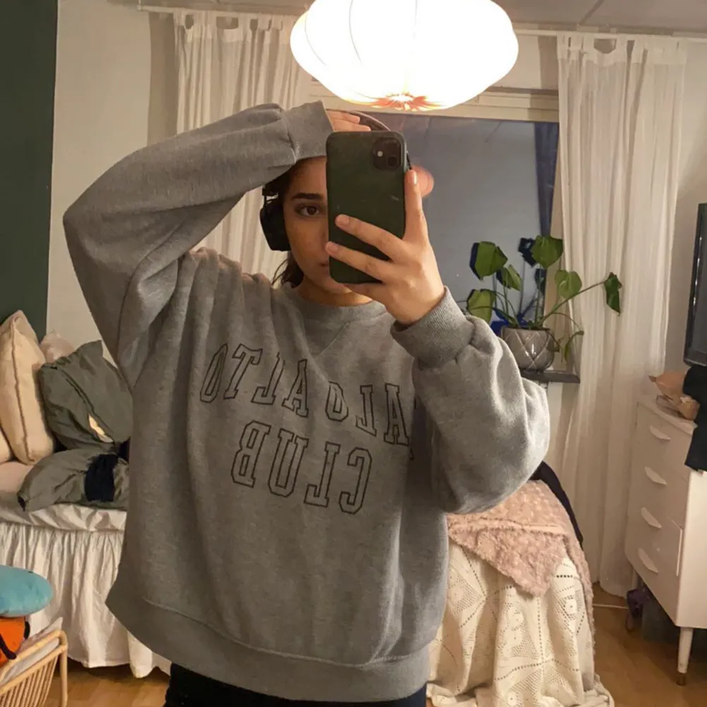 Grå oversize sweatshirt som inte används tyvärr. Tröjor & Koftor.