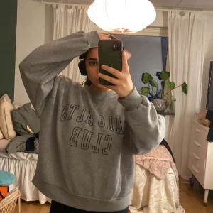 Oversize sweatshirt  - Grå oversize sweatshirt som inte används tyvärr