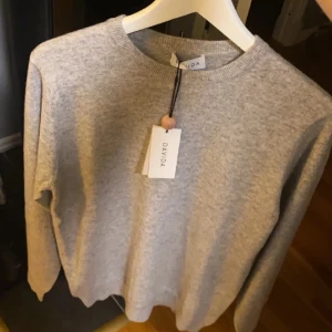 Grå Kashmir Tröja Davida - Helt slutsåld färg på deras hemsida! Nypris: 2600 kr Mycket bra skick! Som nyskick (tagen sitter inte längre kvar, men tröjan är endast använd 1-2 gånger) Storlek: S