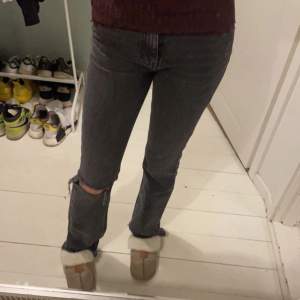 Super snygga jeans som jag älskar men tyvärr börjar bli för små för mig🥲 därför säljer jag dom vidare  De e midwaist och sitter skit brq och har ett hål vid vänstra knät och även lite slitningar nere vid benen( disign ). Det är super fräcka (som nya)