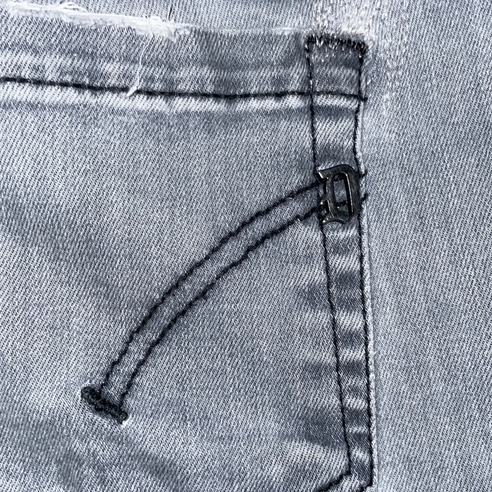 Säljer mina feta jeans från dondup. De är i modellen ”George skinny” men sitter som slim. Lagningar gjorda hos skräddare. Tveka inte på att höra av dig vid frågor eller funderingar!. Jeans & Byxor.