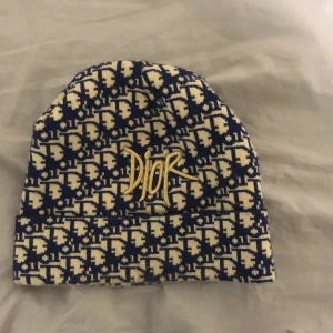 Dior Mössa - Knappt använd mössa av dior