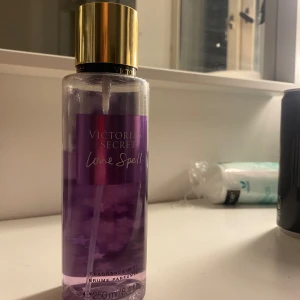 Victoria secret bodymist  - Säljer min Victoria secret bodymist i love spell. Säljer då jag inte tycker att den passar mig längre, luktar fräscht 💘 