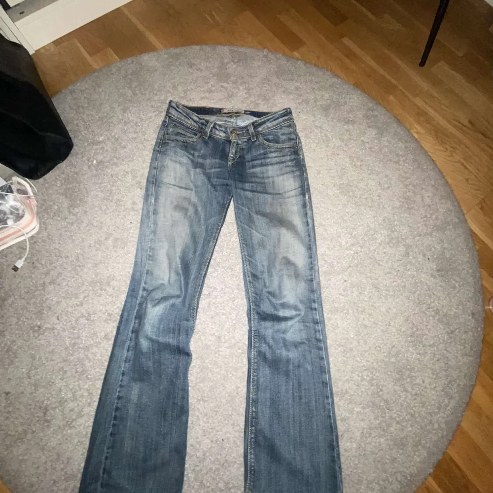 Super snygga Levis jeans, köpta på second hand för 350💓 Ca 35 raköver i midjemått och 84 innerbredslängden 💓säljs för att ja inte får så mycket användning för de längre!💓kan diskutera pris vid snabbt köp!💓. Jeans & Byxor.