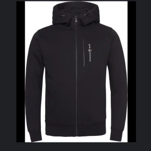 Sail racing zip huddie  - Säljer denhär superfina sail racing zip huddin! Den är i storlek 160 men sitter som en större S🩷 Den är använde med det är inga fläckar eller tecken på att den är ”utsliten”😊 Priset går såklart att diskuteras🥰