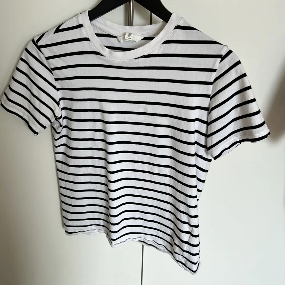 Randig tröja från hm  storlek xs. Använd fåtal gånger och är i bra skick. Orginal pris 79 kr . T-shirts.