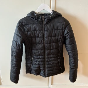 Jacka - Säljer denna jacka från Zara i storlek S då jag inte använder den. Hör av er vid intresse eller funderingar!🌟